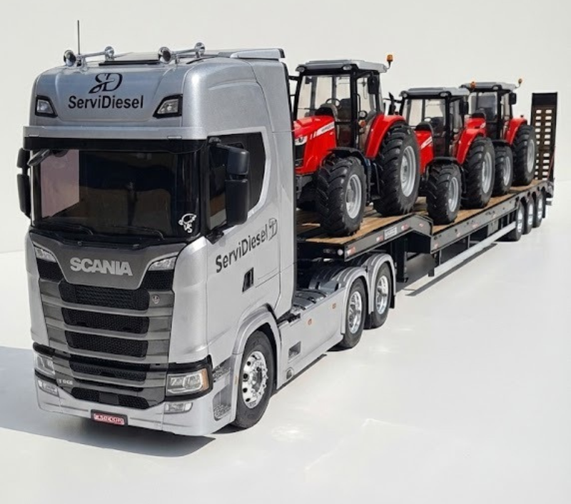 Miniatura Scania S-Series "ServiDiesel" com Carreta Prancha e Tratores - 1/14 (Controle Remoto)