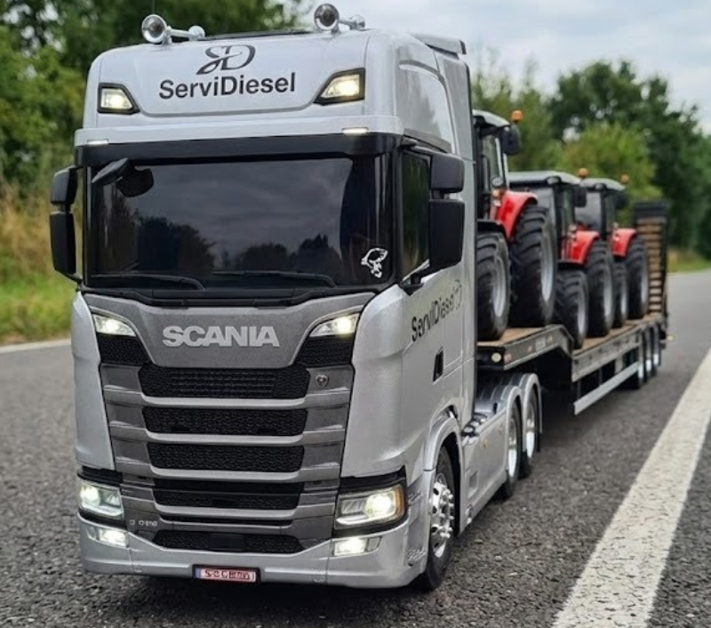 Miniatura Scania S-Series "ServiDiesel" com Carreta Prancha e Tratores - 1/14 (Controle Remoto)