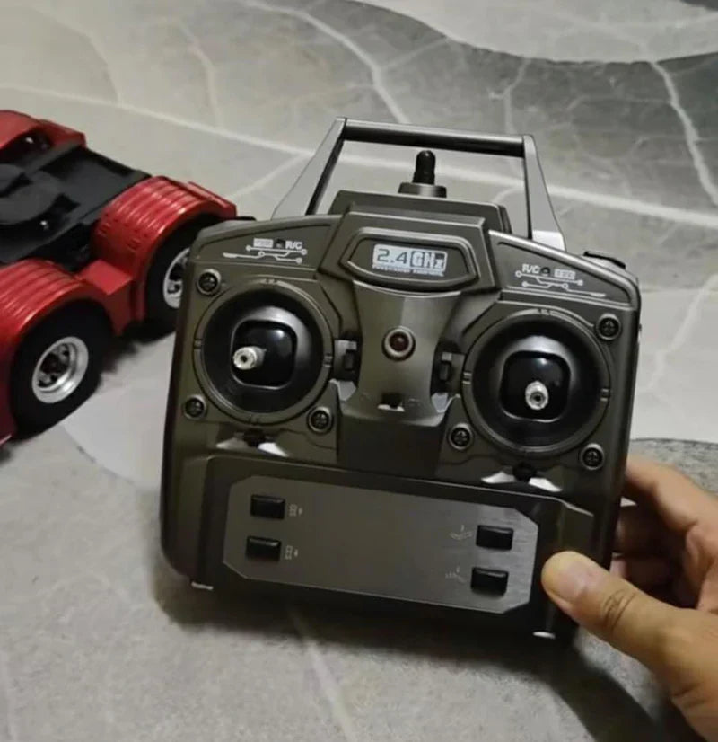 Miniatura Scania S-Series "ServiDiesel" com Carreta Prancha e Tratores - 1/14 (Controle Remoto)